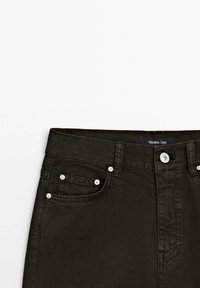 Dunkelgrüne Jeans aus Denim mit einem taillierten Design, ausgestattet mit silberfarbener Hardware, dezenten Nähten und einem Etikett mit der Aufschrift "Massimo Dutti."