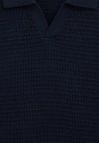 Námornícky štruktúrovaný polo tričko s výstrihom do V a ribbovaným vzorom. Dizajn je ležérny a ľahký.