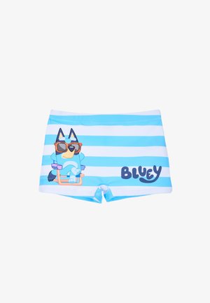 Blaue und weiße gestreifte Badeshorts mit einem Cartoon-Hund in Sonnenbrille, der auf einem Stuhl entspannt, mit dem Aufdruck "BLUEY" in fettem Text.