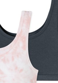 Dos camisetas sin mangas: una en gris oscuro, con una textura suave, y otra en un patrón de tie-dye rosa, con tirantes finos y un escote redondeado.