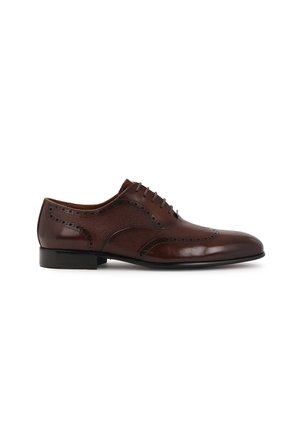 Zapato de vestir de cuero marrón con un acabado liso y texturizado, que presenta detalles de brogue, diseño de cordones y un tacón bajo negro.