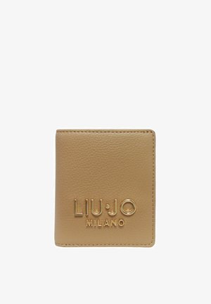Portefeuille en cuir beige avec une finition texturée, orné d'un logo doré embossé "LIU.JO MILANO" sur le devant. Design carré avec des bords cousus.