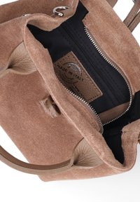 Borsa in suede marrone con manici in pelle, apertura superiore che mostra un interno in tessuto nero, tasca interna con zip e etichetta "Made in Italy".