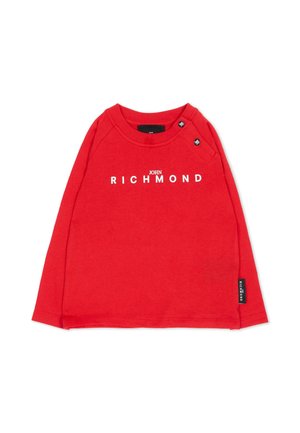 Maglia rossa a maniche lunghe con testo bianco "JOHN RICHMOND" sul petto e dettagli con bottoni neri sulla spalla sinistra.