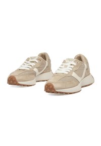 Zapatillas deportivas beige con una mezcla de gamuza y malla. Presentan acentos blancos, suela de goma con patrón redondeado y cordones planos.