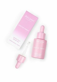 Rosa glassflaske med pipette, merket "Dont Be Thirsty," ved siden av en matchende rosa boks med tekst. Glatt tekstur, elegant design.