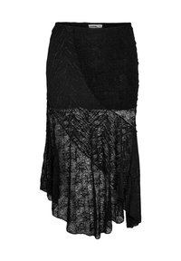 Jupe asymétrique noire présentant des textures superposées, un mélange de tissus transparents et à motifs, et un design fluide avec un ourlet ondulé.