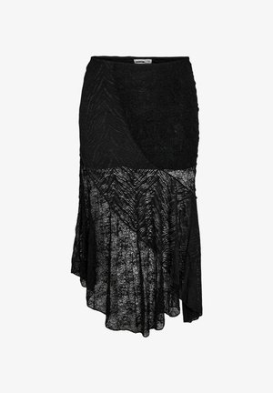 Mustat epäsymmetriset hameet, joissa on kerroksellisia tekstuureja, yhdistelmä läpinäkyvää ja kuvioitua kangasta sekä lentävä muoto, jossa on aaltoileva helma.