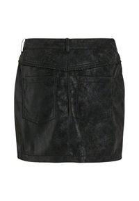 Jupe en cuir synthétique noir au design classique, avec des poches arrière et une texture lisse. Design simple sans embellissements supplémentaires.