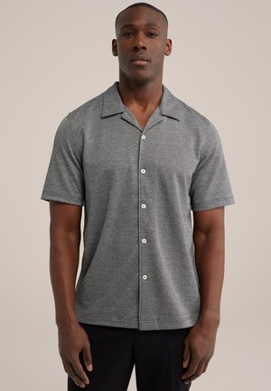 Camicia a maniche corte con colletto in un tessuto grigio testurizzato con motivo a spina di pesce e bottoni bianchi, dotata di un orlo dritto.