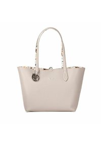 Bolso tote de color gris claro con textura suave, patrón floral en el interior, asas largas y detalle de charm plateado. Diseño de abertura superior.