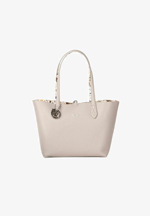 Lys grå tote taske med glat overflade, blomstermønster indeni, lange håndtag og sølv charme detalje. Åben top-design.