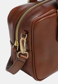 Borsa a tracolla in pelle marrone con forma rettangolare, zip e accessori in tono oro. Presenta una tracolla cucita e una superficie liscia.