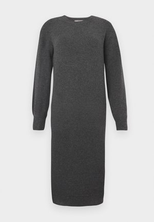 Tumši pelēkā adīta kleita ar garām piedurknēm, apaļu kakla izgriezumu un ribotām aprocēm. Garums līdz pusmugurai un gluda tekstūra. Vienkāršs dizains bez rakstiem.