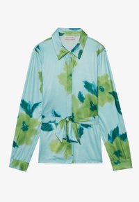 Cămașă din satin de culoare bleu deschis, cu un model floral verde, guler, mâneci lungi și un detaliu legat la talie. Textură netedă și finisaj lucios.