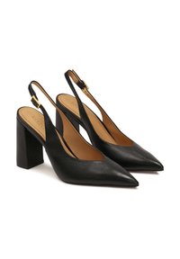 Tacchi slingback in pelle nera con punta affusolata e tacco a blocco. Presentano un dettaglio in fibbia dorata e una superficie liscia sul materiale superiore.