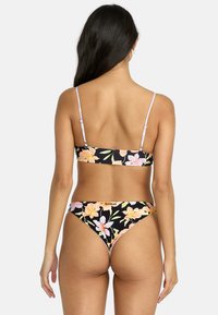 Blommig bikini-set med svart bakgrund och rosa samt orange blommor. Toppen har tunna axelband, och botten har en högskuren design.