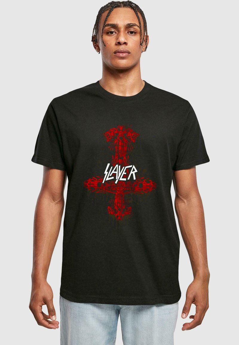 Schwarzes Baumwoll-T-Shirt mit einem roten grafischen Design eines Kreuzes mit Totenkopfakzenten und dem Wort "SLAYER" in fetter, weißer Schrift, zentriert darunter.