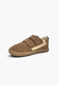Baskets marron pour enfants avec bande beige, deux bandes Velcro et semelle en caoutchouc sur fond blanc.