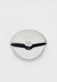 Metal pizza cutter med en rundt beskyttelseshætte. Har et centralt håndtag og klinge i rustfrit stål, poleret finish og præget logo.