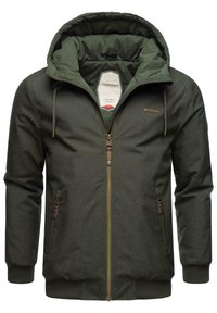 Zelená kapucňová bunda s prošívaným vnitřkem, zipovým zapínáním vpředu a dvěma bočními kapsami. Obsahuje žebrované manžety a mírný lesk na látce.