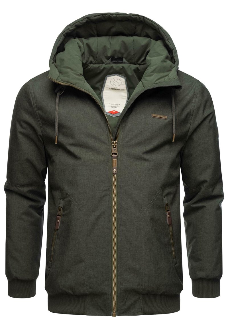Zelená kapucňová bunda s prošívaným vnitřkem, zipovým zapínáním vpředu a dvěma bočními kapsami. Obsahuje žebrované manžety a mírný lesk na látce.