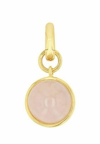 Pendente in tono oro con una pietra rosa rotonda, liscia e con una finitura lucida, circondata da un contorno circolare. Attaccato tramite un semplice anello.