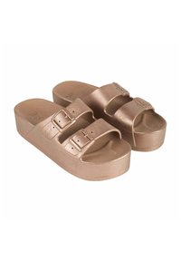 Sandali platform in rosa oro con due cinturini regolabili e fibbie. Realizzati in materiale liscio, presentano una soletta sagomata per il comfort.