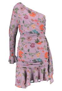 Levandulové šaty na jedno rameno s dlouhým rukávem, květinovým vzorem, nařaseným pasem a volánkovým lemem.