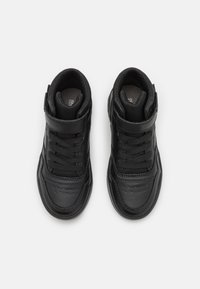 Zwarte sneakers met een glad leren buitenkant, mesh-details en rubberen zolen. Voorzien van veters en een band voor een stevige pasvorm.