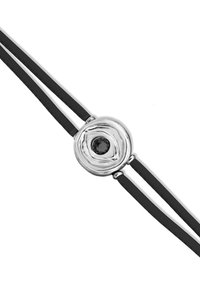 Pulsera de cuero negro con un colgante circular de plata con acabado texturizado y una piedra preciosa negra en el centro.