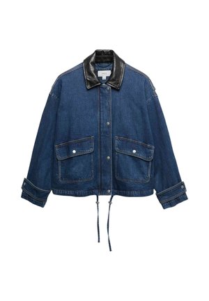 Blå denimjakke med store frontlommer med klap, trykknapper, justerbare manchetter, snørelukning forneden og kontrastfuld sort læderkrave.