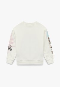 Sudadera blanca de manga larga, con acentos de tie-dye pastel en las mangas. La manga izquierda tiene texto gráfico en negro. Textura suave.