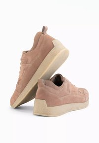 Rosa mockaskor med en strukturerad ovandel, rund form och en ljus gummisula. Har en dragflik bak för enkel påtagning.