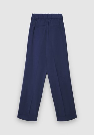 Pantalon large bleu marine avec une taille élastique, deux poches arrière, et une texture lisse. Aucun motif visible ni détails de quincaillerie.