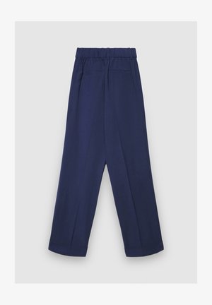 Pantaloni a gamba larga blu navy con vita elastica, due tasche posteriori e una texture liscia. Nessun motivo o dettaglio hardware visibile.