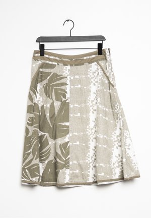 Falda en línea A hecha de una tela ligera, con un estampado de hojas en verde y blanco, patrones geométricos, y una cinturilla sólida en verde.