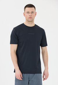 Mørk marineblå atletisk T-shirt, korte ærmer, rund halsudskæring, med et diskret "ENDURANCE" logo i centrum. Glat stofstruktur.