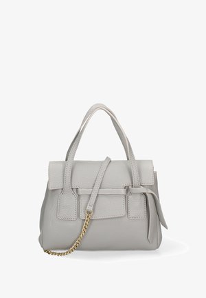 Helle graue Lederhandtasche mit zwei oberen Griffen und einem abnehmbaren Kettenriemen. Sie verfügt über eine Klappenverschluss und sichtbare Nähte.