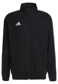 Svart atletisk jacka med hög krage, fullständig dragkedja fram och vita tre-rands accenter på ärmarna. Har Adidas-logotypen på bröstet.