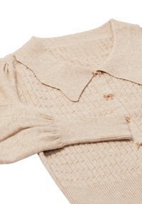 Beige kötött pulóver széles gallérral, texturált mintával, puffos hosszú ujjakkal, bordás mandzsettákkal és bow alakú gombokkal az elején.