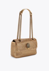 Goldfarbene metallische Handtasche mit einem gesteppten Design, ausgestattet mit einem Kettenriemen und einem verzierten Verschluss. Kleine Nieten verzieren die Oberfläche für zusätzliche Textur.