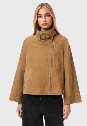 Lichtbruine suède jas met een hoge kraag, asymmetrische ritssluiting, wijde mouwen en zijzakken. Soepele textuur met een minimalistisch ontwerp.