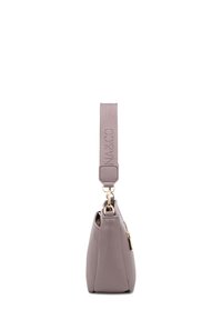Borsa a tracolla in pelle grigia con superficie texturizzata, dotata di una larga tracolla e hardware in tono oro, che mostra una forma compatta e angolare.