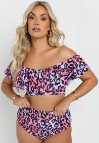 Off-shoulder bikiniöverdel och högmidjade underdelar i ett leopardmönster i rosa, lila och svart; texturerade volangdetaljer på överdelen.