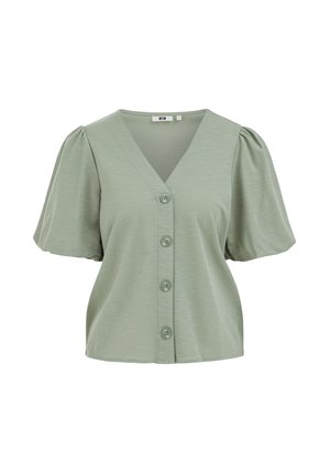 Blouse vert clair à manches courtes avec un col en V, des manches bouffantes, et quatre boutons sur le devant au centre.