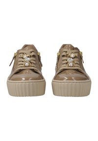 Beige Lackleder-Plattform-Sneaker mit strukturiertem Sohlen, dekorativen Strasssteinen und goldfarbenen Reißverschlüssen an den Seiten.