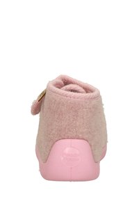 Roze vilten pantoffel met een ronde vorm, voorzien van een getextureerde wollen bovenkant en een gladde roze rubberen zool. Voorzien van een kleine decoratieve knoop.