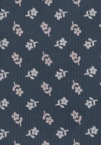 Granatowy materiał z teksturowanym wzorem sztruksu, z małymi, jasnoróżowymi i białymi haftowanymi kwiatami w powtarzającym się wzorze.