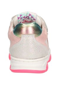 Rückansicht eines Sneakers mit einem weißen, schillernden Obermaterial in Pink und Silber, strukturierten Akzenten und einer leuchtend pinken Sohle; gefüttertes Innenfutter mit geometrischem Muster.